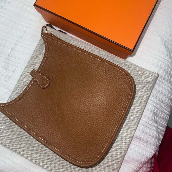 Hermes Evelyn Gold Leather Crossbody Bag Clemence - Picture 4 of 9